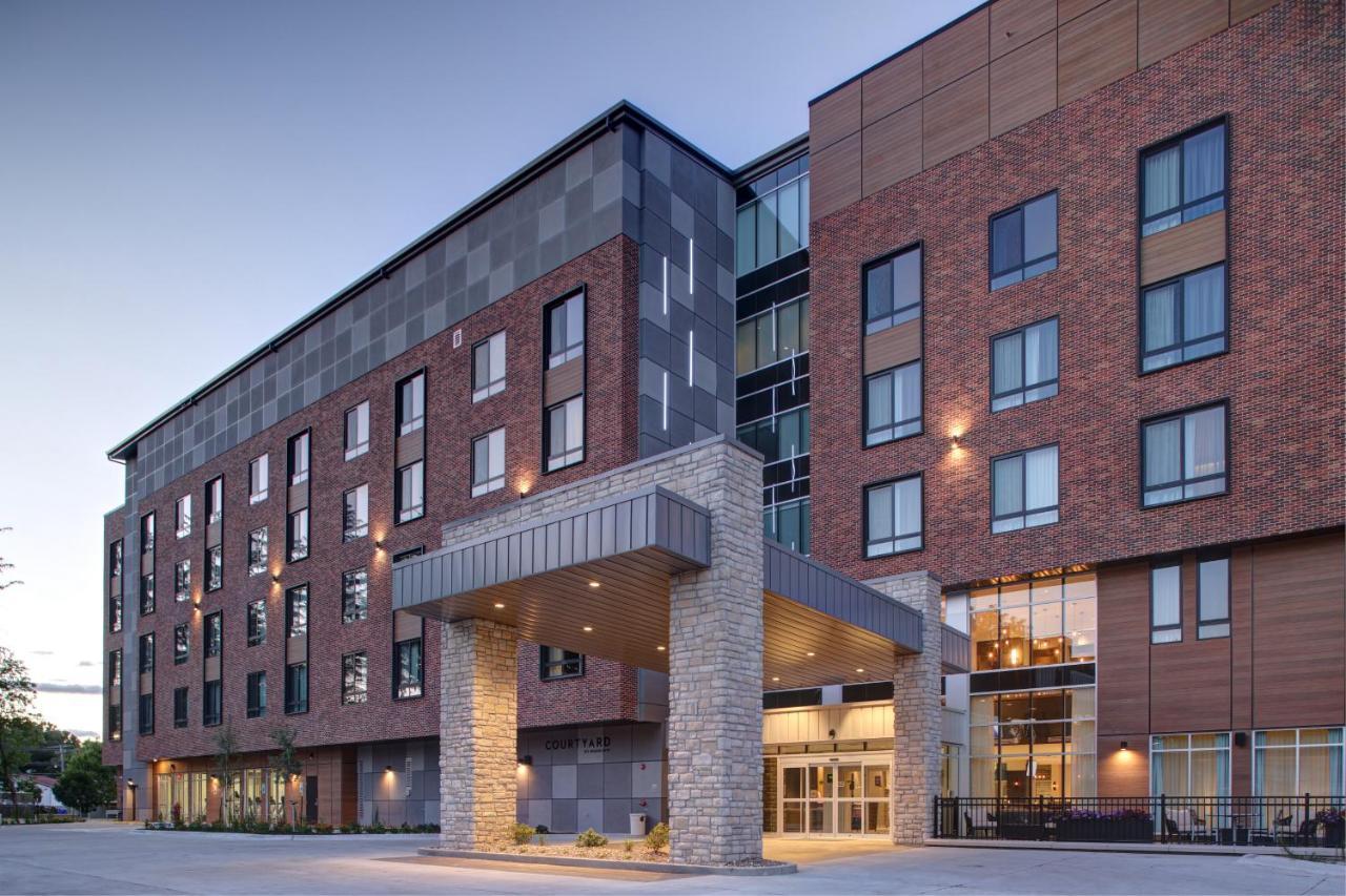 Courtyard By Marriott Iowa City University Heights Hotel Exterior photo