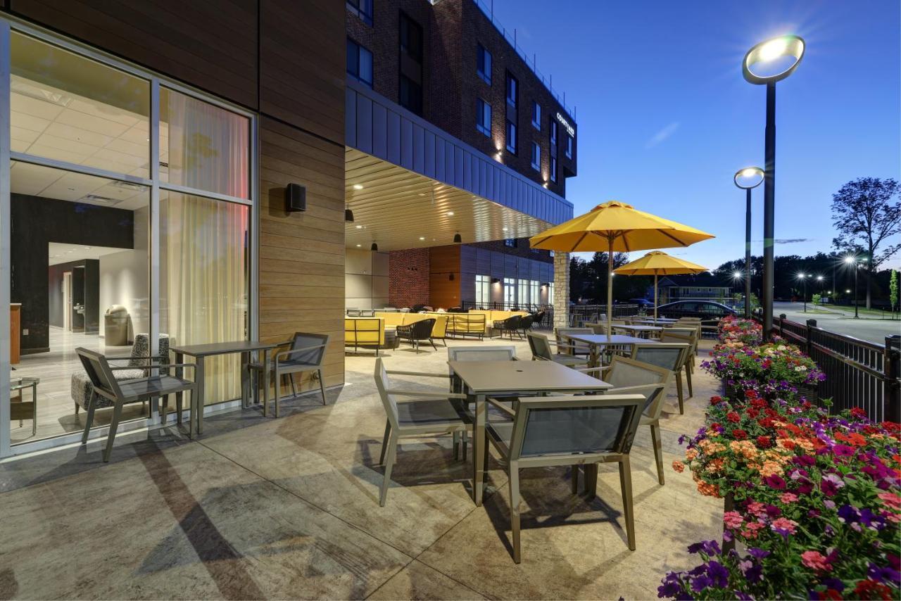 Courtyard By Marriott Iowa City University Heights Hotel Exterior photo